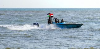 Houthi, la risposta ai raid Usa: missile contro nave finisce in acqua
