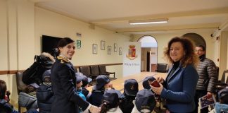 Baby poliziotti per un giorno. In Questura i bimbi della scuola “Ricordo ai Caduti”