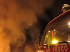 Incendi nella notte: auto in fiamme dopo essere stata colpita dai petardi, 58enne intossicato