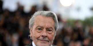 Compagna di Alain Delon denuncia i figli per tentato omicidio padre