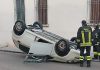 Auto si ribalta in centro a Bozzolo dopo averne urtata un’altra