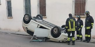 Auto si ribalta in centro a Bozzolo dopo averne urtata un’altra
