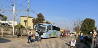 Bozzolo, l’auto non permette la manovra del bus in stazione e scoppia la lite