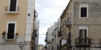 Bari, camion gli urta il balcone: marito e moglie cadono giù dal primo piano