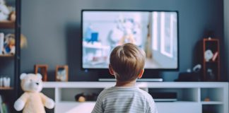 Davanti alla Tv fin da piccoli? Ecco i danni che può fare