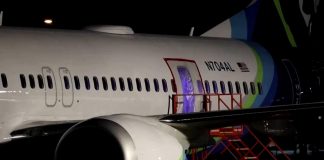 Boeing 737 Max 9, in un cortile dell’Oregon il pezzo di fusoliera che si è staccato in volo