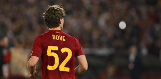 Lazio-Roma, il giallorosso Bove colpito da bottiglia in testa