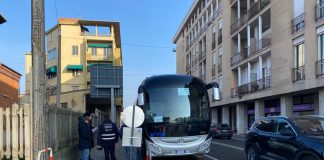 Bus sostitutivi “troppo distanti dalla stazione”. Prefettura: “Il sito è quello concordato con Trenord”
