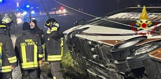 Bus con 79 turisti bosniaci a bordo esce fuori strada e si ribalta nel veneziano, oltre 30 feriti