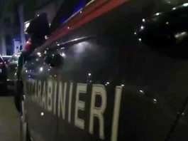 Suzzara, distruggono un’auto a colpi di pietra: denunciati due uomini
