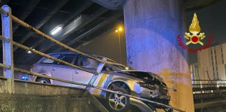 Auto sfonda guardrail e resta in bilico sul cavalcavia, illeso il conducente