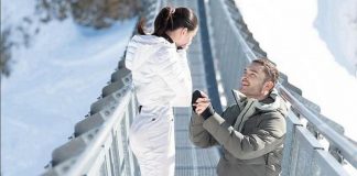 Gossip girl, ‘Chuck Bass’ si sposa: la proposta di Ed Westwick in ginocchio tra la neve