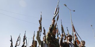 Mar Rosso, cosa guadagnano gli Houthi dai raid Usa-Gb? L’analisi