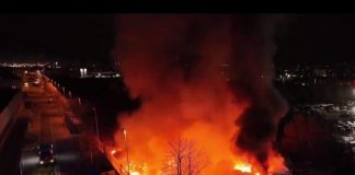 Firenze, vasto incendio in periferia. A Campi Bisenzio l’invito a non aprire le finestre