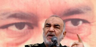 Iran minaccia ‘il nemico’ e svela nuovi lanciamissili: “State lontani”