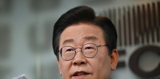 Corea del Sud, accoltellato leader opposizione Lee Jae-myung