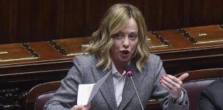 Meloni alla Camera contro tutti, non arretra su Stellantis e ‘morde’ le opposizioni