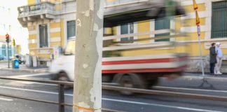 Cavo acciaio teso in strada a Milano, fermato complice: si cerca terza persona