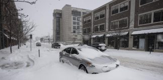 Il freddo estremo blocca le Tesla, decine di auto abbandonate per le strade di Chicago