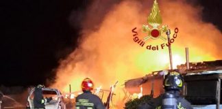 Ostia, baracche in fiamme: 20 evacuati e due feriti