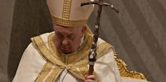 Papa Francesco: “Chi ferisce una sola donna profana Dio”