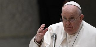 Papa su coppie gay: “Benediciamo le persone, non le associazioni”