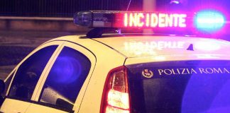 Roma, auto con sei persone a bordo si schianta contro albero: due morti