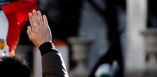 Lazio-Roma, a Ponte Milvio saluti romani di tifosi laziali prima del derby