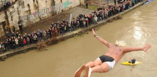 Capodanno a Roma, Mister Ok va in pensione: “Basta tuffi nel Tevere”
