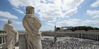 Prova a entrare armato di coltello in piazza San Pietro: bloccato dagli agenti