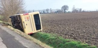 S.Michele, scuolabus si ribalta fuori strada: bimba ferita lieve, autista positivo all’alcol test
