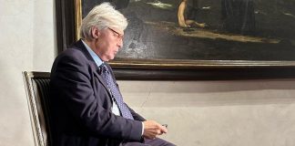 Sgarbi, il quadro rubato e la foto a piedi nudi: “Vogliono farmi le scarpe? Eccole”