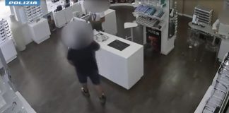 Rubavano carte di credito ad anziani e turisti, 8 arresti a Roma