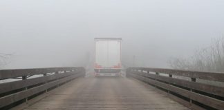Ancora un camion incastrato sul ponte di barche di Torre d’Oglio