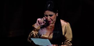 La mamma di Giovanni Battista Cutolo ricorda il figlio sul palco dell’Ariston: “Oggi vivi attraverso la musica che amavi. Ciao Giogiò”