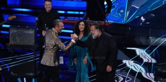 Sanremo 2024, Russell Crowe e la sua band infiammano il palco dell’Ariston, ma non manca lo scherzo su John Travolta
