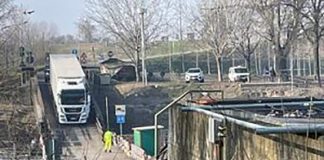 Torre d’Oglio: camion tenta di passare sul ponte di barche e rimane bloccato