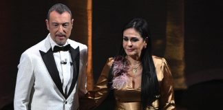 Sanremo 2024, sul palco la mamma di GiòGiò: lacrime e standing ovation