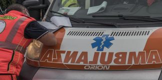 Cade dal marciapiede mentre arriva l’autobus che le schiaccia entrambi i piedi: 15enne al Poma