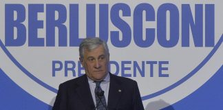 Congresso Forza Italia, Tajani lancia sfida europea nel nome di Berlusconi-Maradona