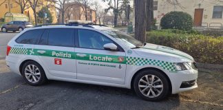 Fumo dalla corte abbandonata: polizia locale e vigili del fuoco trovano dentro due pakistani