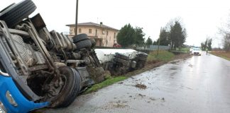 Autocisterna con gasolio si ribalta nel fosso. In corso le operazioni di travaso carburante