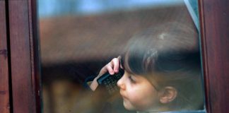 Scuola, no a cellulari in classe alle elementari e medie anche per uso didattico