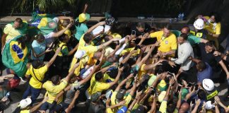 Brasile, Bolsonaro a folla oceanica: “Sono perseguitato politico”