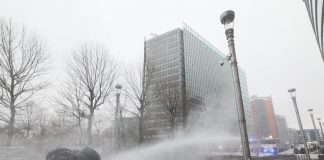 Protesta trattori a Bruxelles, sale la tensione: agricoltori appiccano roghi e polizia usa idranti