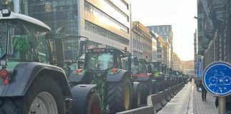 Mille trattori per le strade di Bruxelles, protesta nel giorno del Consiglio Ue