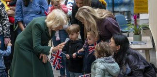 Camilla si carica e il peso della corona mentre Carlo si riprende