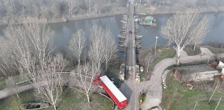 Un altro tir tenta di attraversare il ponte di barche. Avvisato, si ferma ma nel tornare indietro danneggia il guardaril
