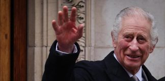 Re Carlo di buon umore nella prima uscita dopo l’intervento