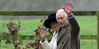 Carlo sorridente con Camilla, il Re torna a Londra per le cure contro il cancro